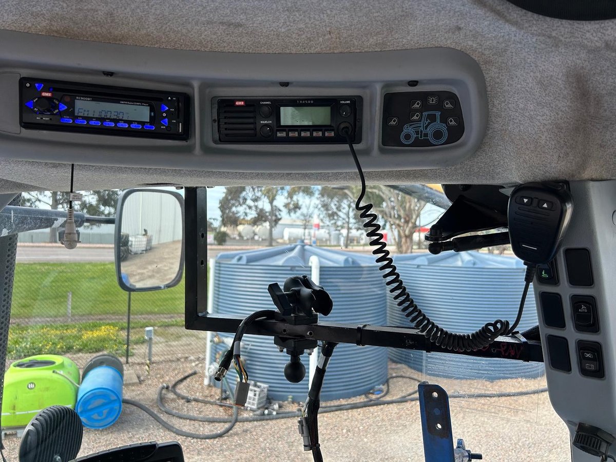 2011 New Holland T7.220 image 15