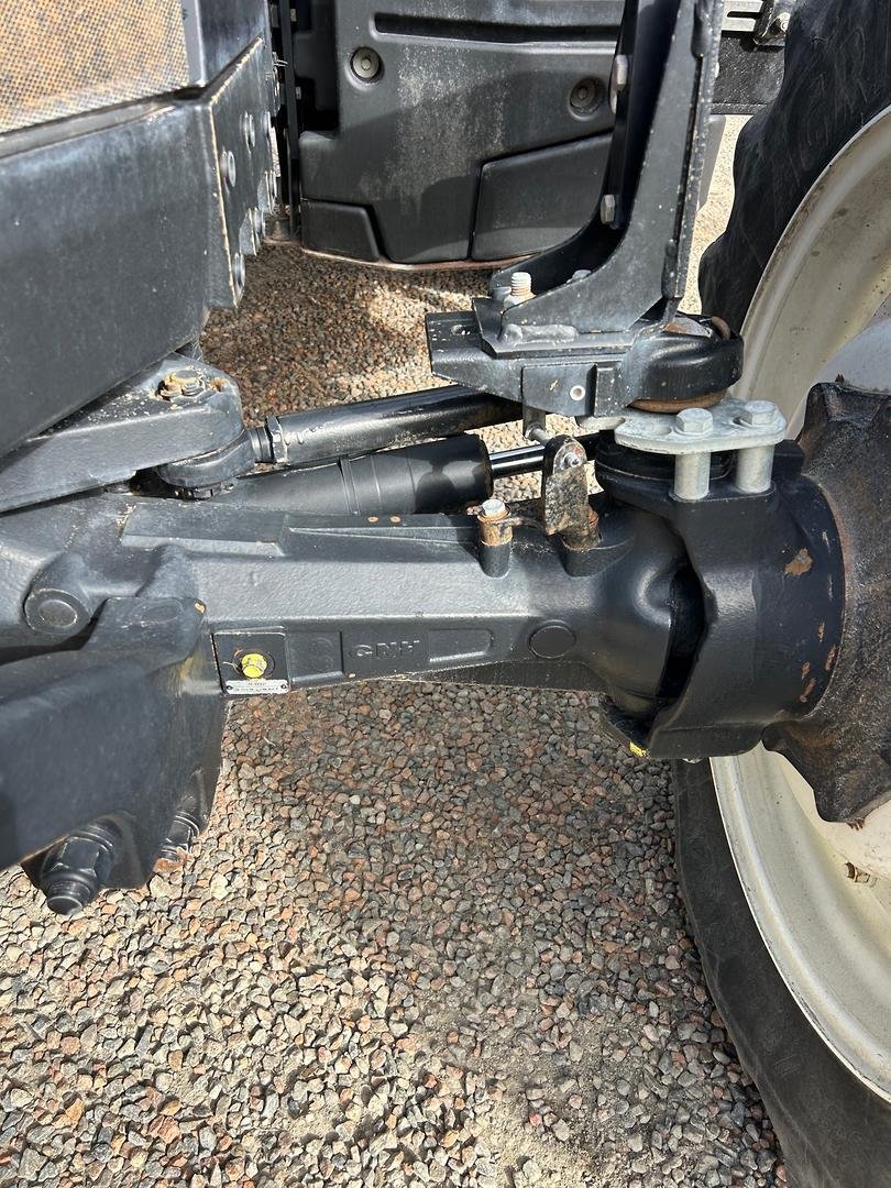 2011 New Holland T7.220 image 10