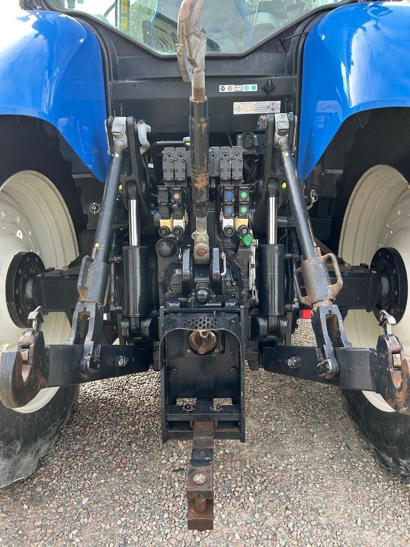 2011 New Holland T7.220 image 13