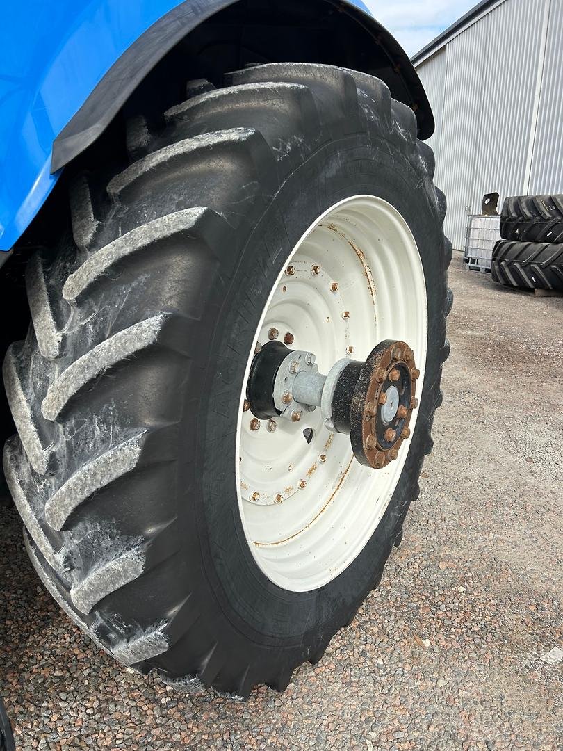 2011 New Holland T7.220 image 12