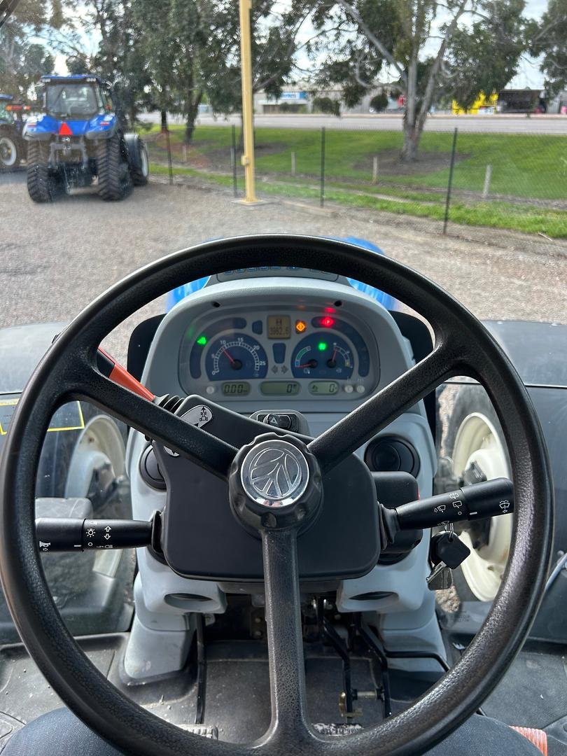 2011 New Holland T7.220 image 18