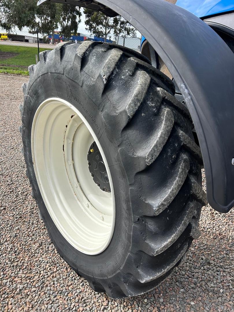 2011 New Holland T7.220 image 11
