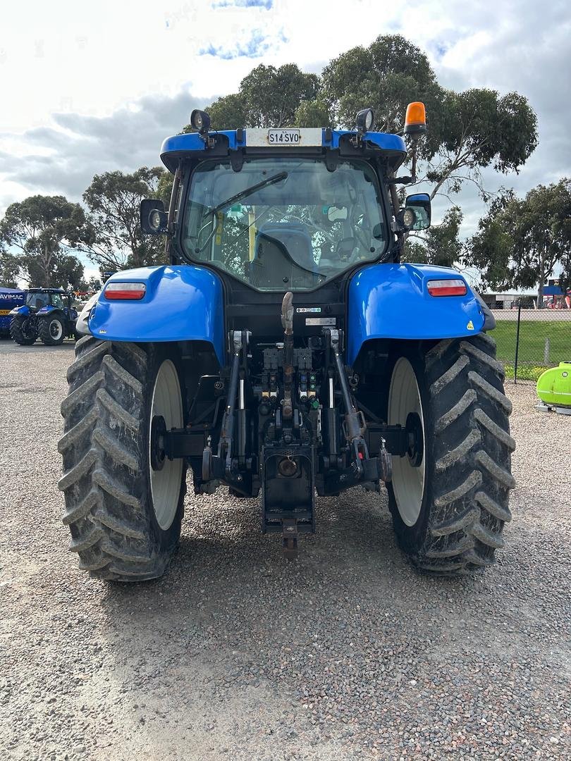 2011 New Holland T7.220 image 8