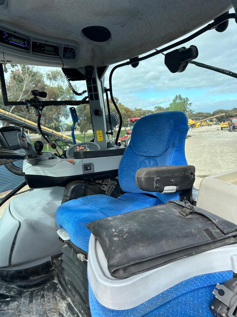 2011 New Holland T7.220 image 14