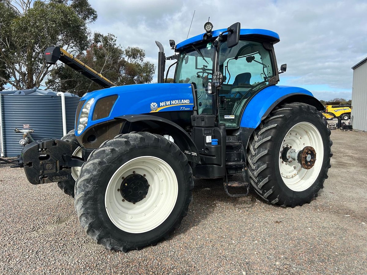 2011 New Holland T7.220 image 7
