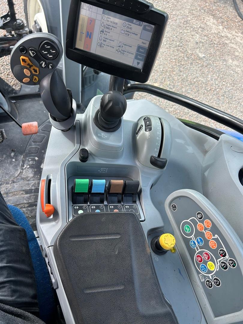 2011 New Holland T7.220 image 17