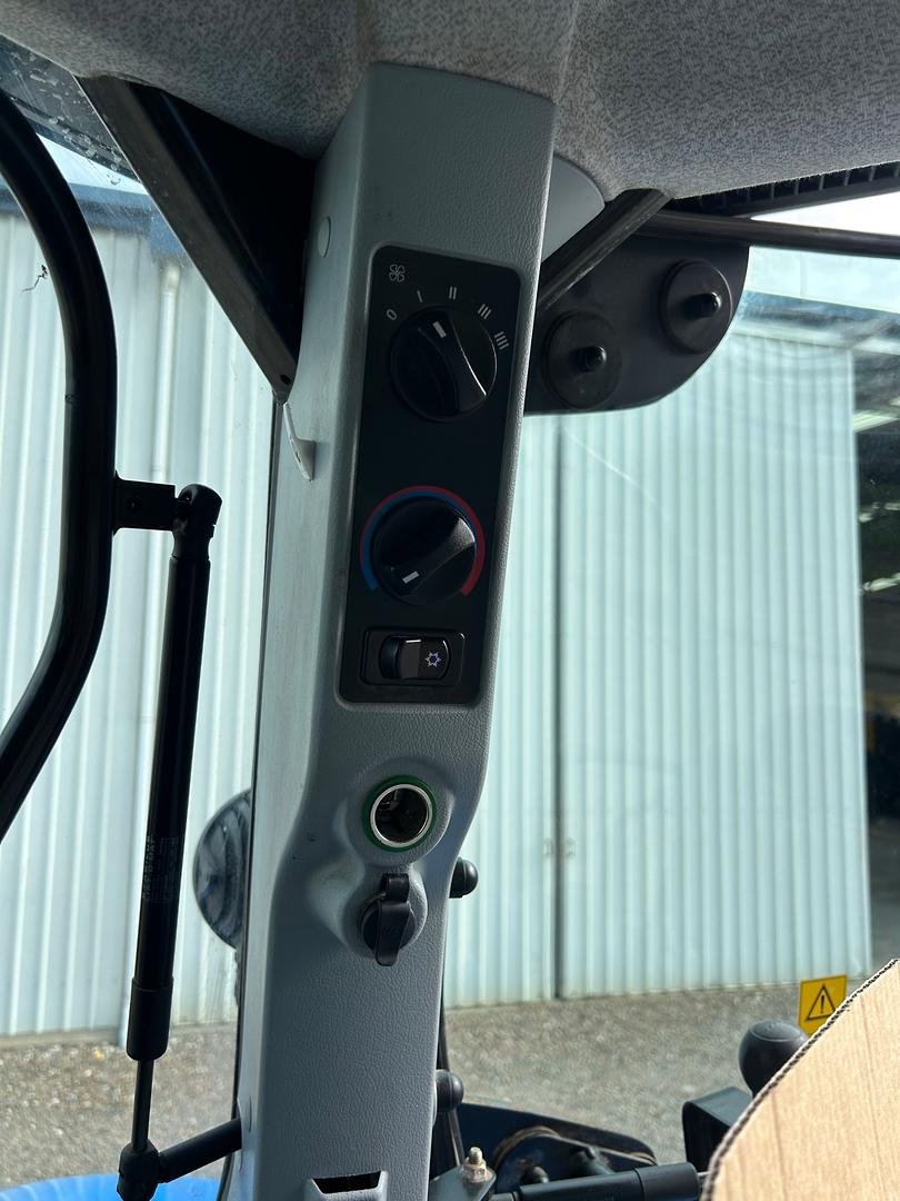2011 New Holland T7.220 image 16