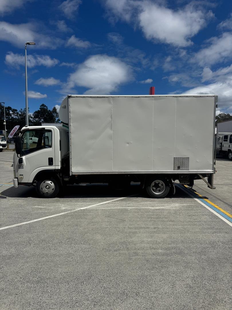 2010 Isuzu N Series NPR 200/275 Premium image 6