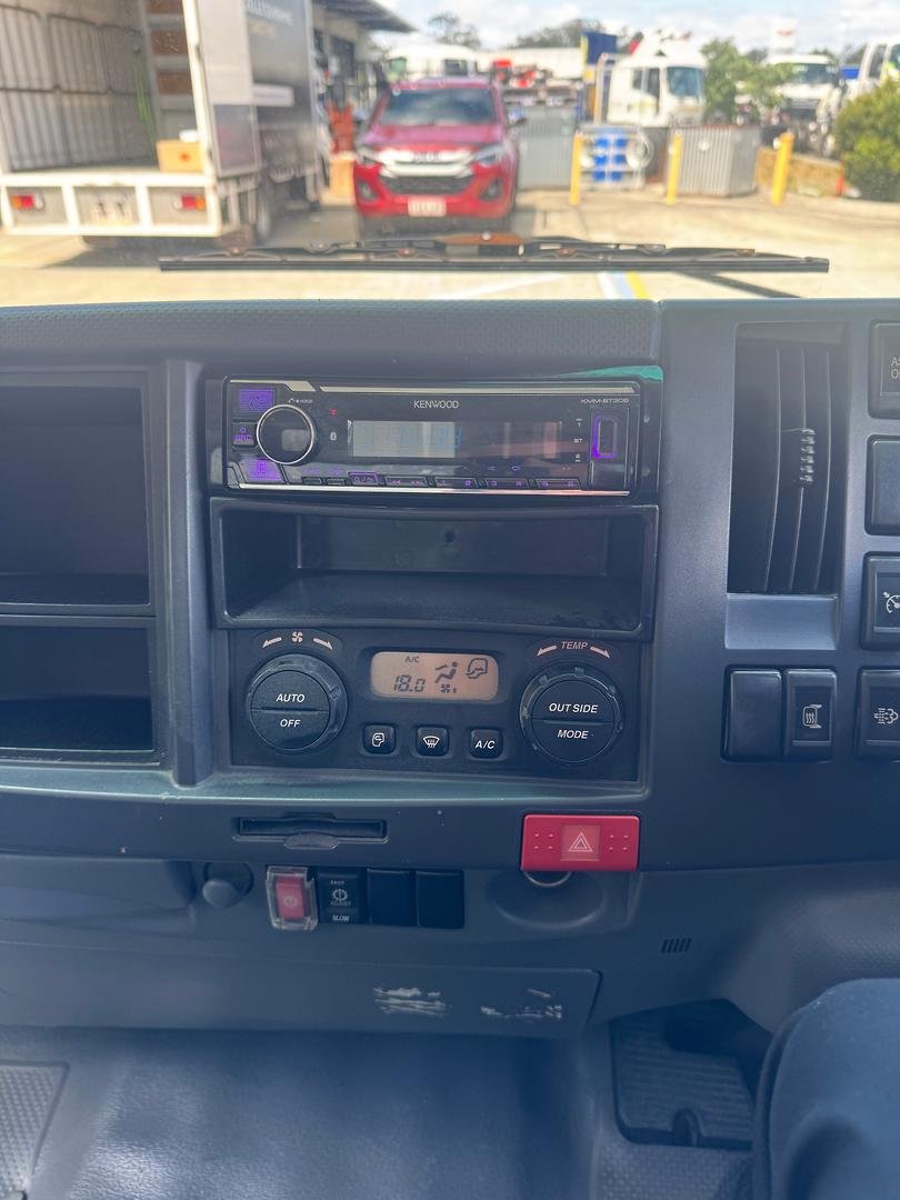 2010 Isuzu N Series NPR 200/275 Premium image 17