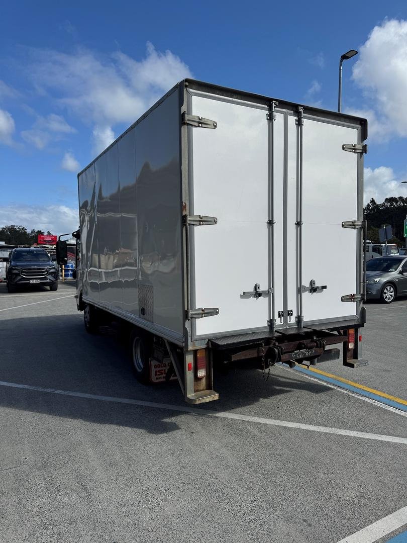 2010 Isuzu N Series NPR 200/275 Premium image 9