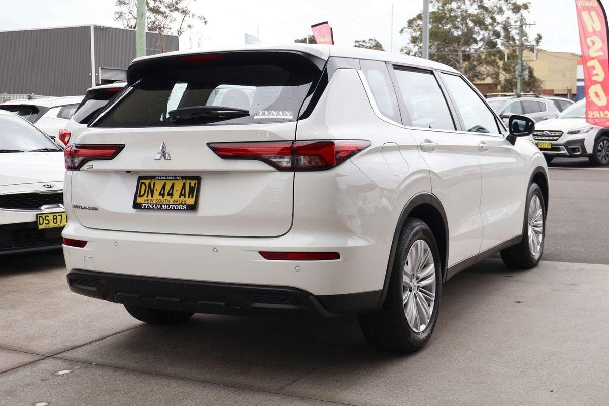 2025 Mitsubishi Outlander ES ZM MY24 image 7