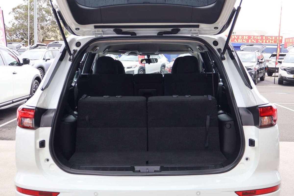 2025 Mitsubishi Outlander ES ZM MY24 image 24