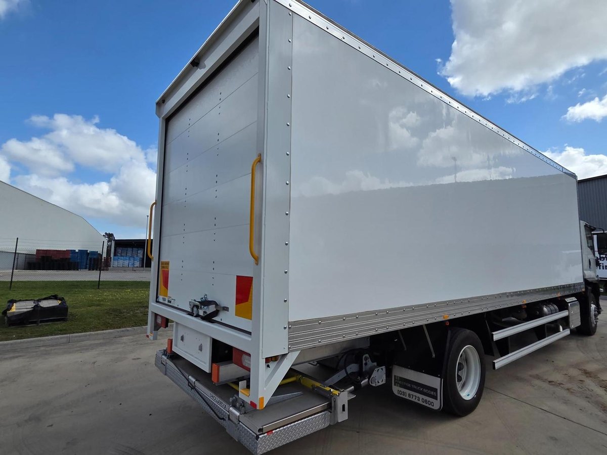 2025 Isuzu Fvr170-300 Auto Lwb (My25) 12 Pallet Auto Van And Lift image 6