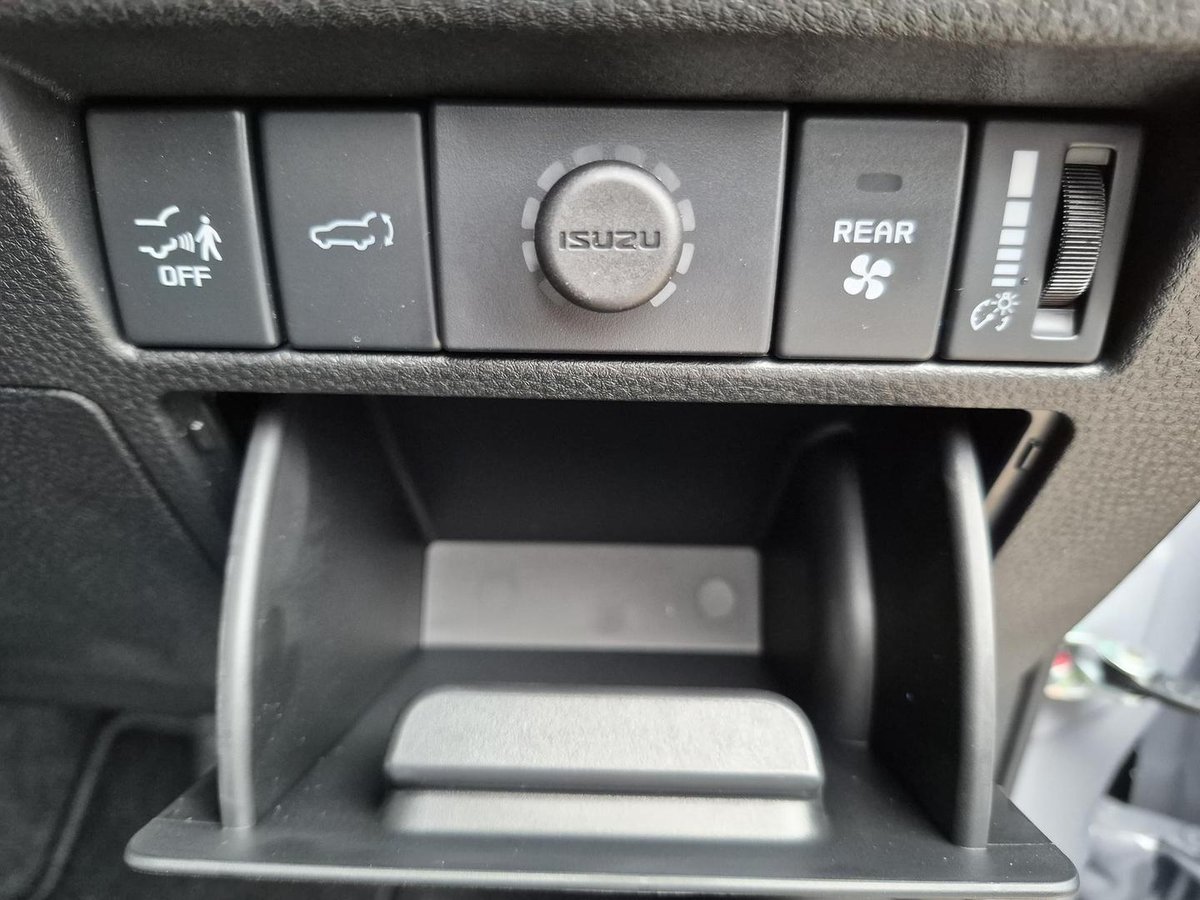 2026 Isuzu MU-X X-TERRAIN MY25.5 4X4 Dual Range image 21