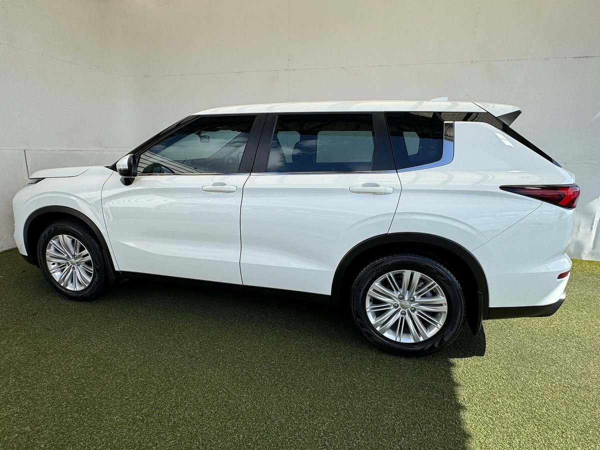 2024 Mitsubishi Outlander ES ZM MY24 image 12