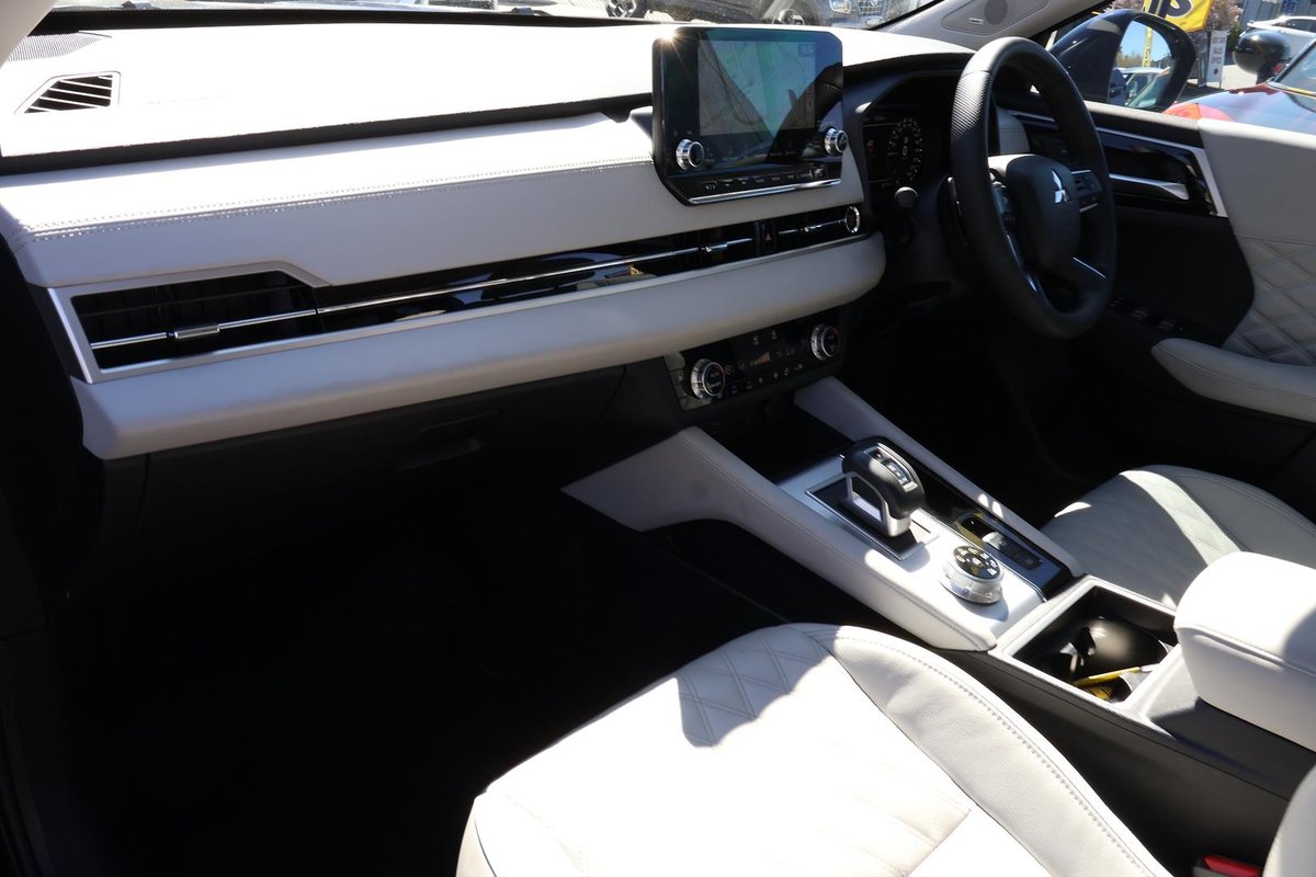 2024 Mitsubishi Outlander Exceed ZM MY24 AWD image 21