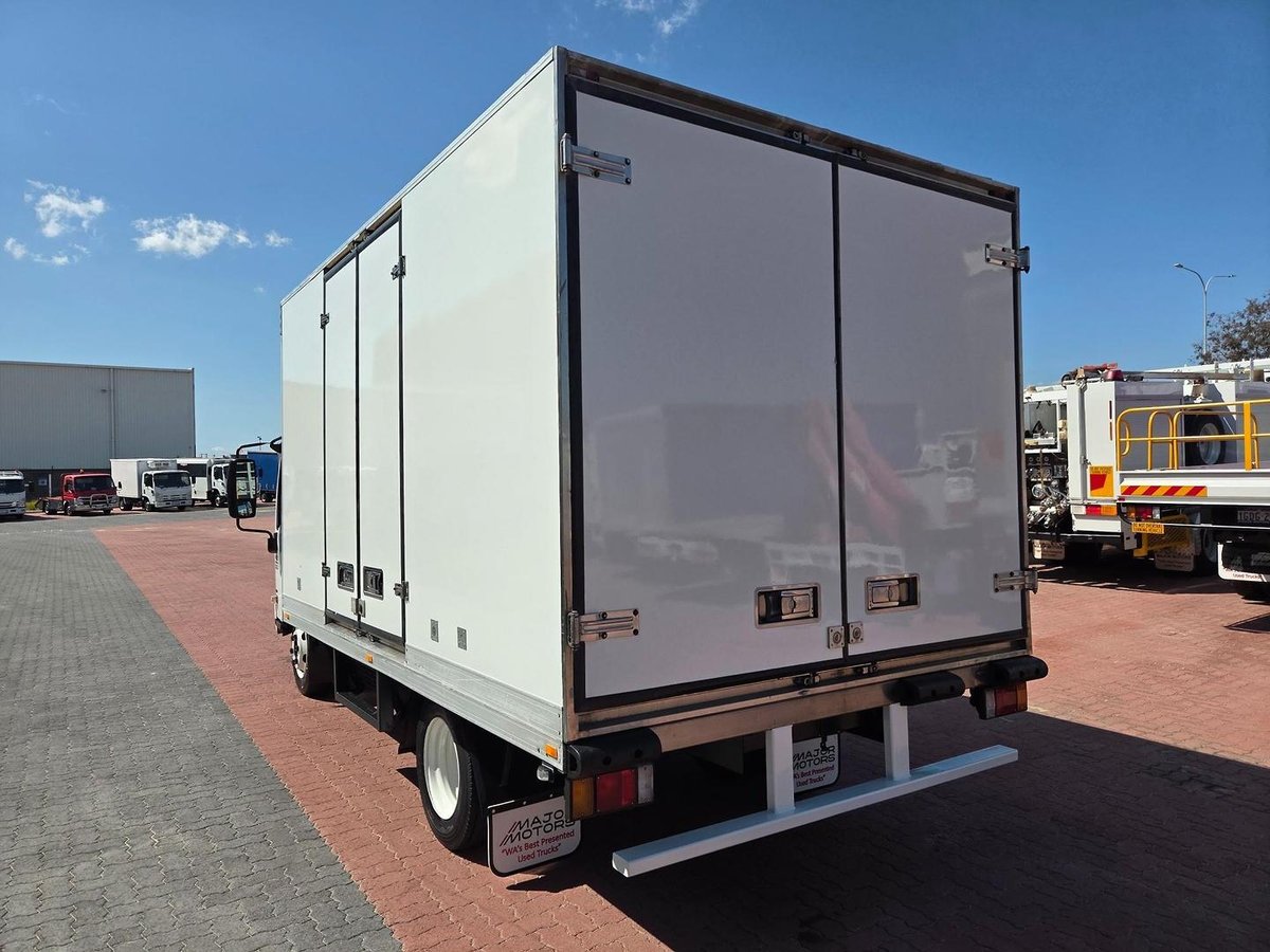 2011 Isuzu Npr400 Auto 6 Pallet Minus 18 Freezer image 11