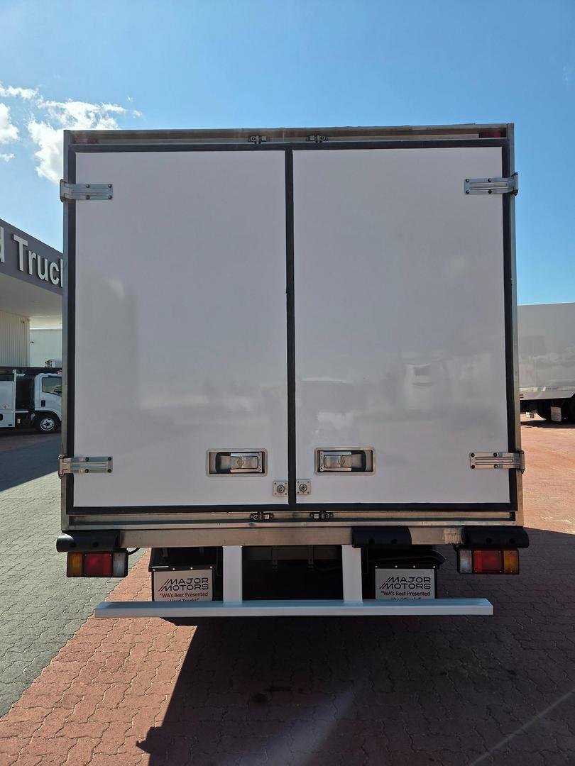 2011 Isuzu Npr400 Auto 6 Pallet Minus 18 Freezer image 12