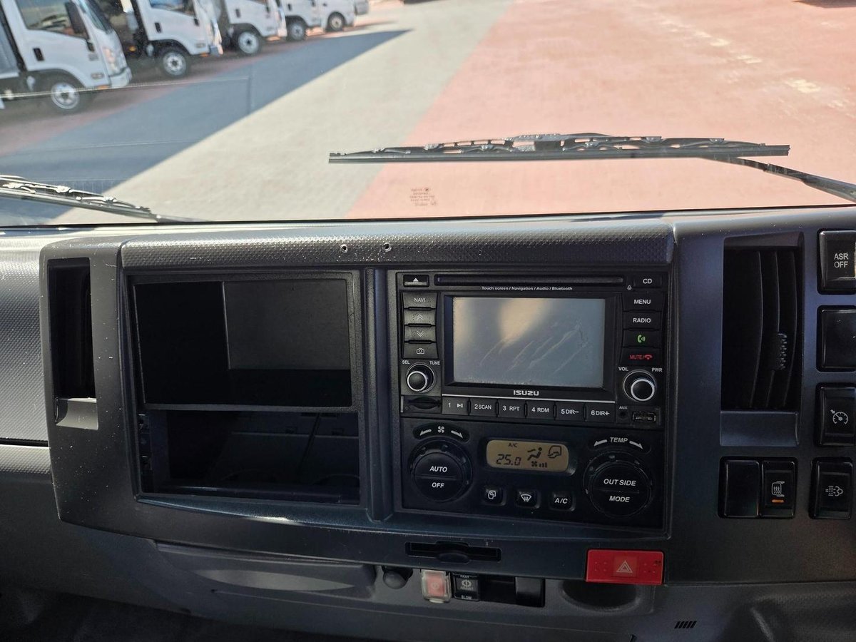 2011 Isuzu Npr400 Auto 6 Pallet Minus 18 Freezer image 23