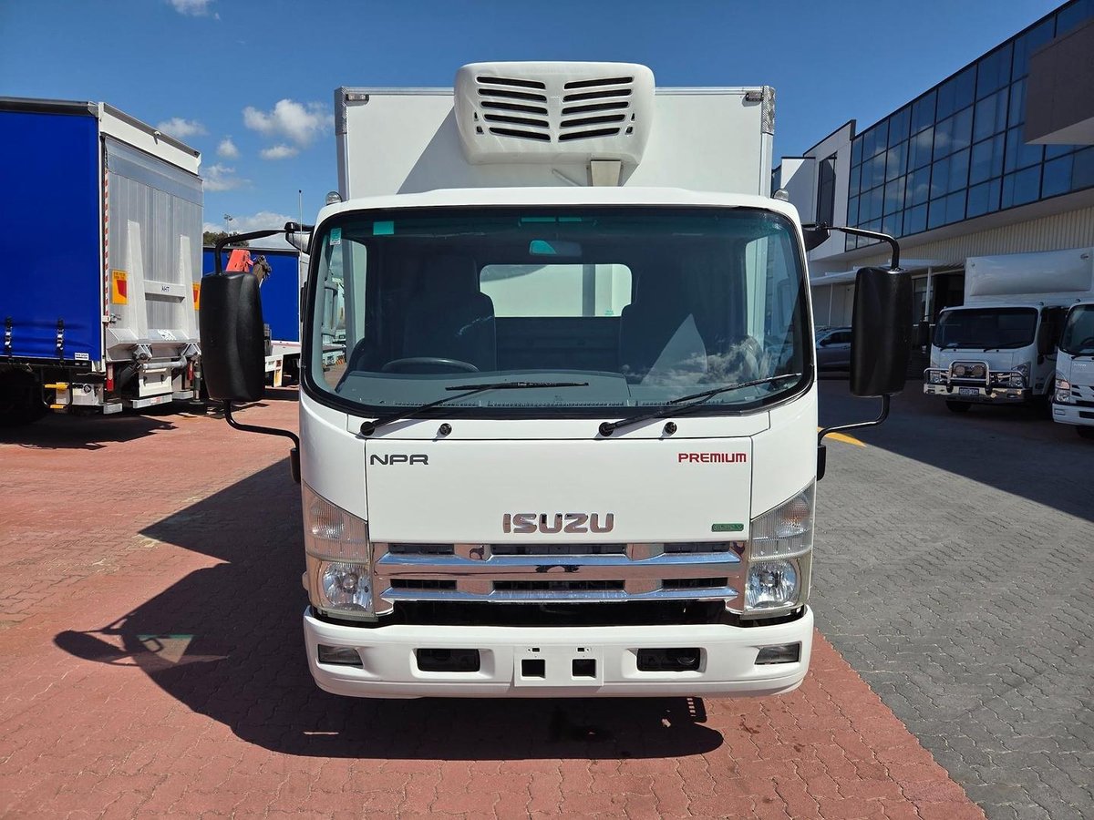 2011 Isuzu Npr400 Auto 6 Pallet Minus 18 Freezer image 13