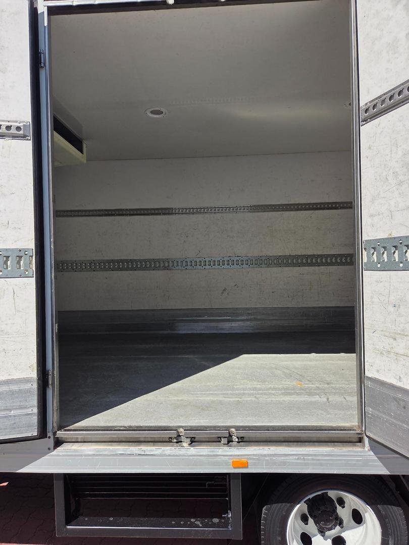 2011 Isuzu Npr400 Auto 6 Pallet Minus 18 Freezer image 6