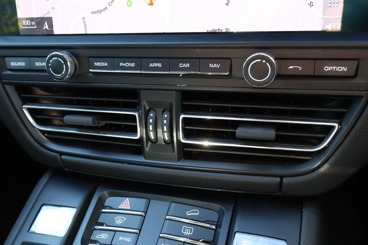 2019 Porsche Macan 95B MY20 AWD image 31