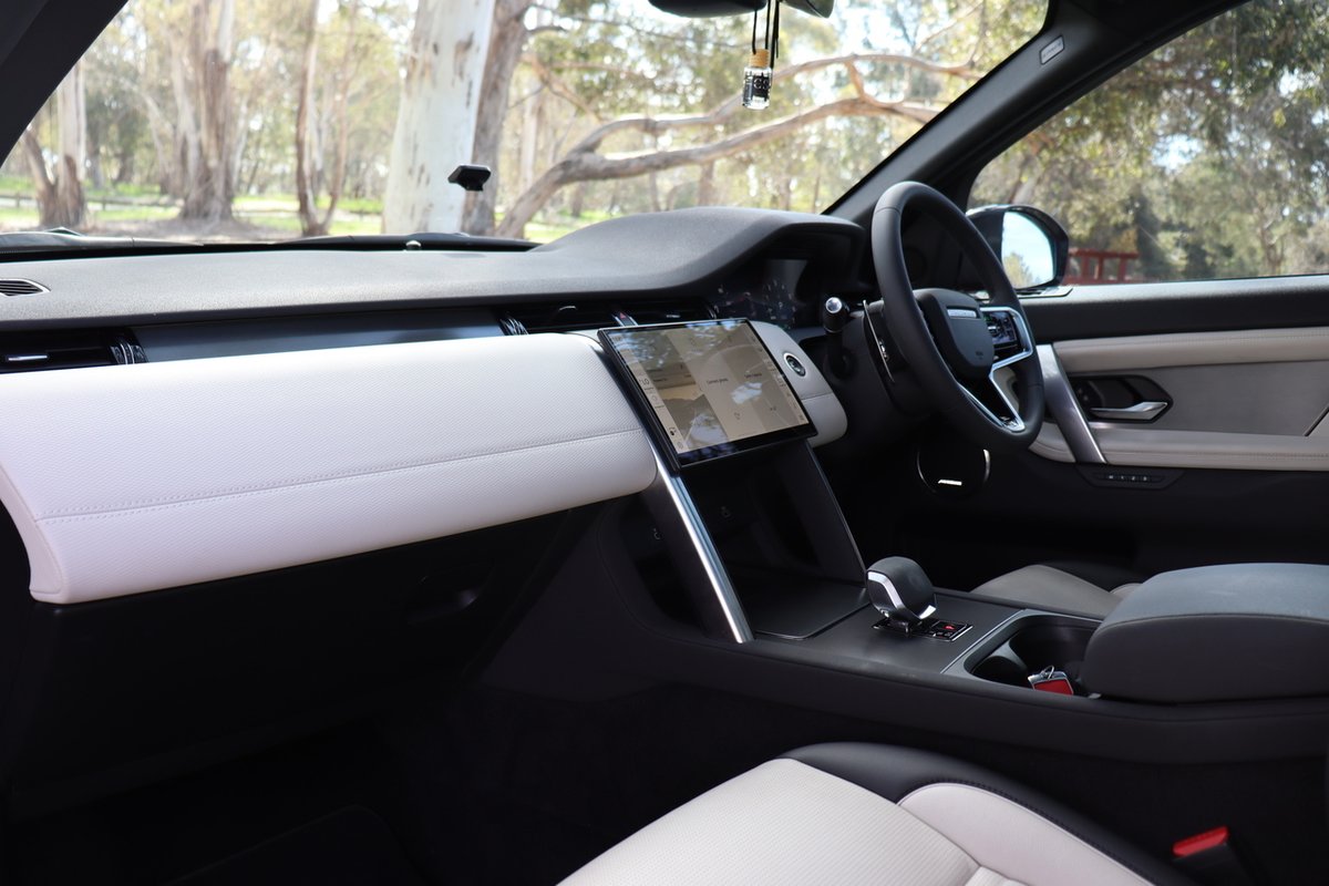 2024 Land Rover Discovery Sport P300e Dynamic SE L550 MY24 4X4 Constant image 25