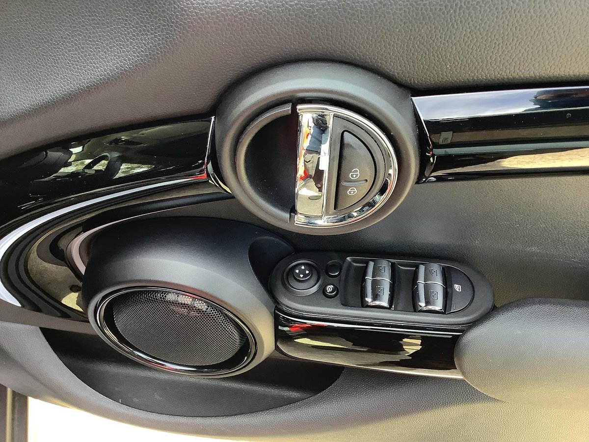 2022 MINI Hatch Cooper Classic Plus F55 LCI-2 image 22