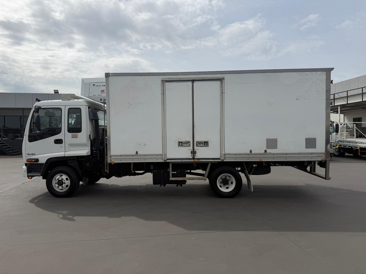 2007 Isuzu F Series FRR 500 image 3