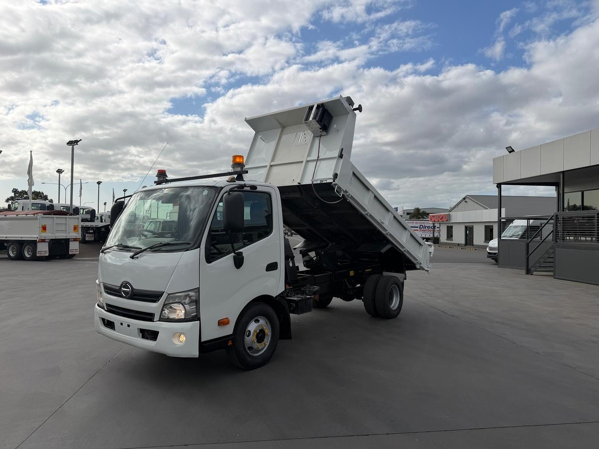 2015 Hino 300 Series 717 Medium image 8