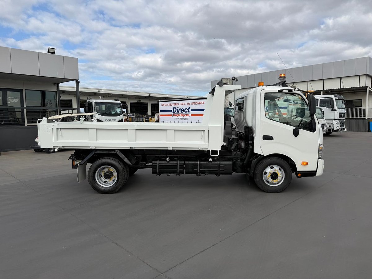 2015 Hino 300 Series 717 Medium image 18
