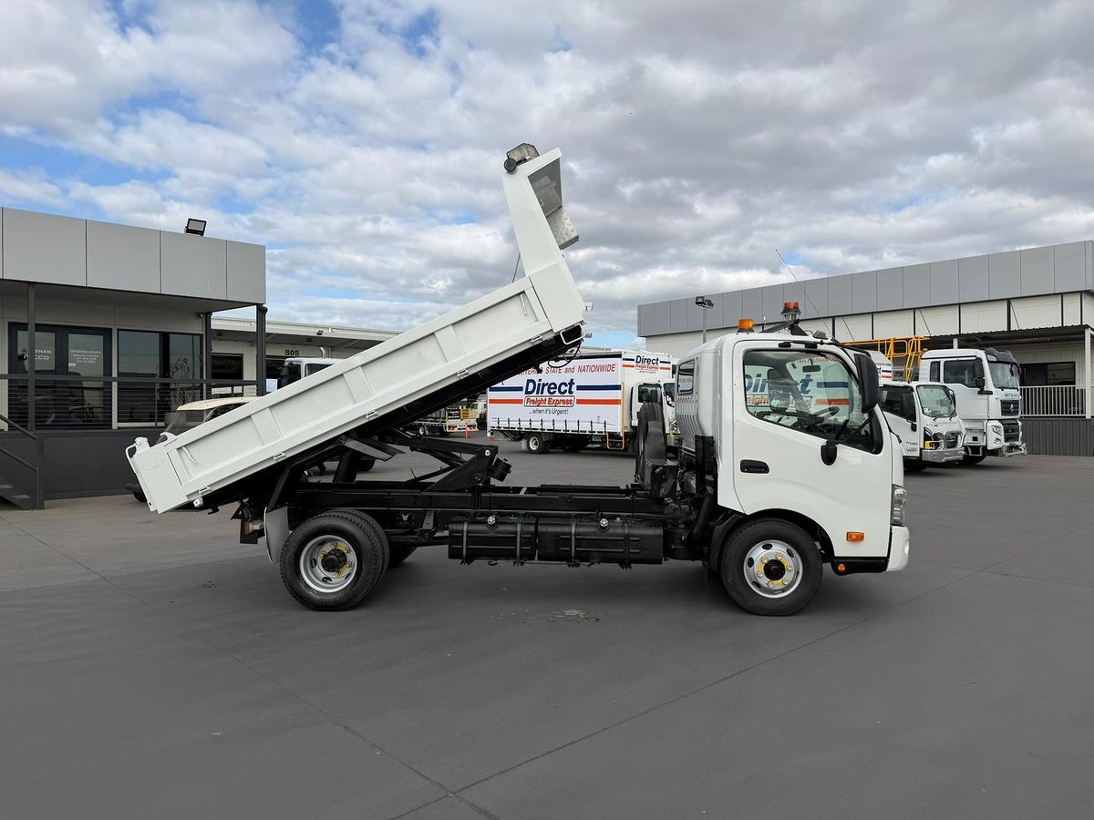 2015 Hino 300 Series 717 Medium image 2