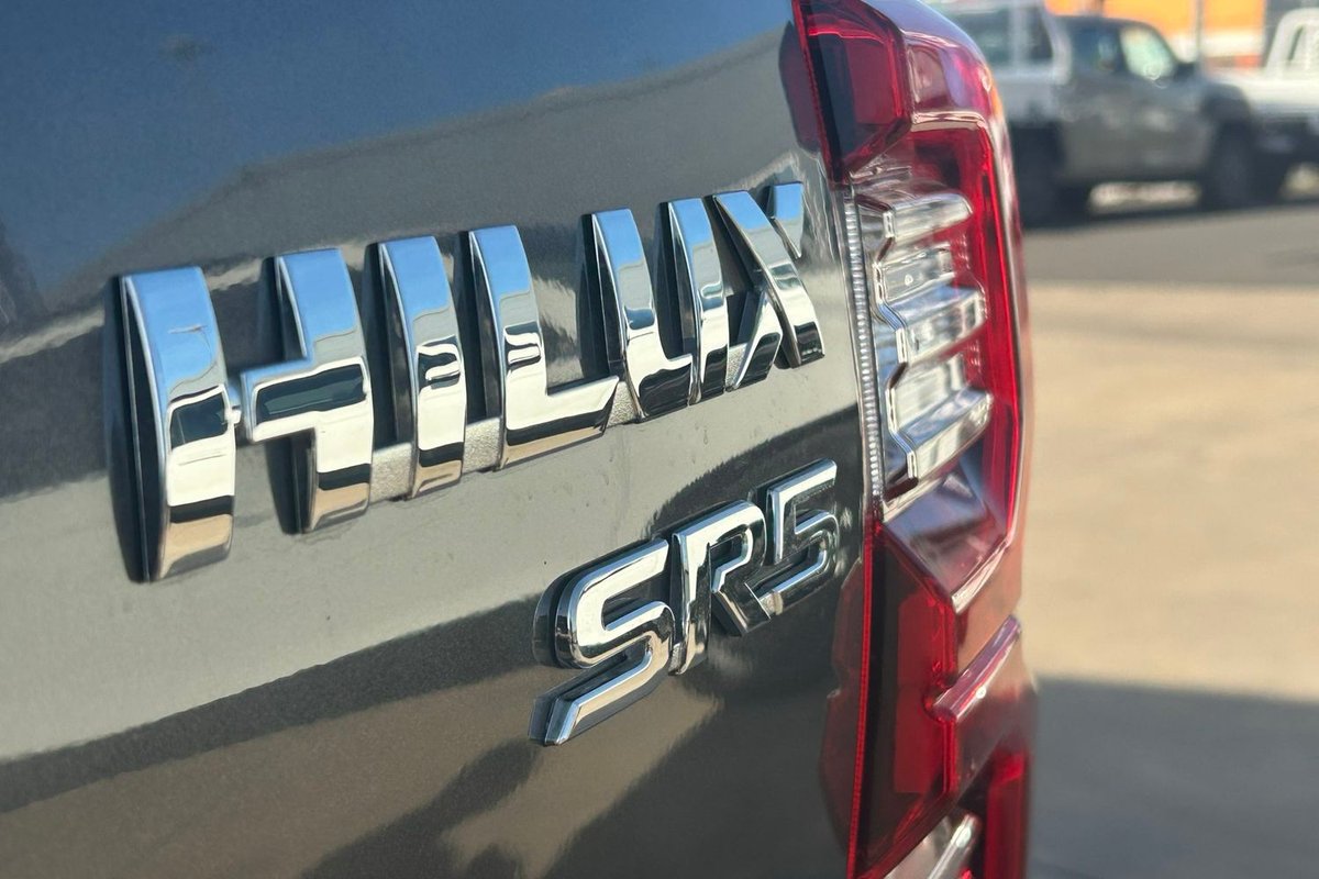 2025 Toyota Hilux SR5 48V GUN227R 4X4 Dual Range image 10