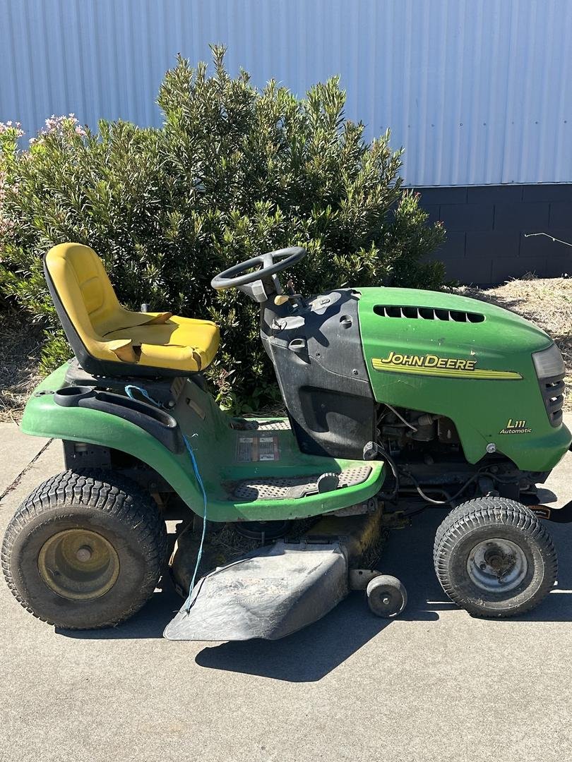 John Deere L111 image 5