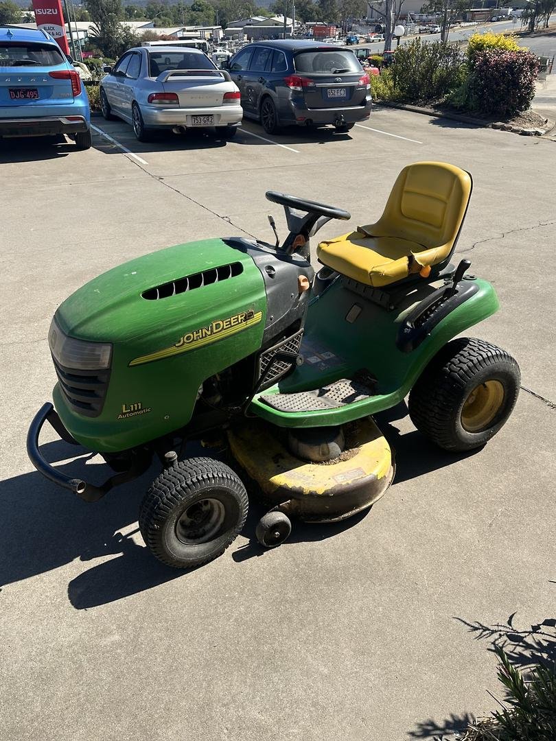 John Deere L111 image 7