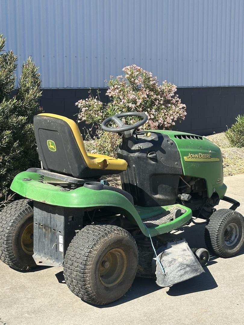 John Deere L111 image 4