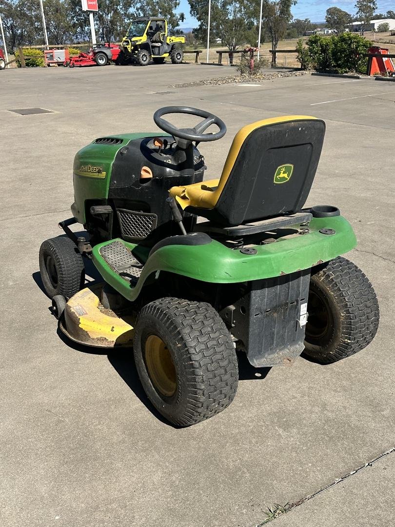 John Deere L111 image 8