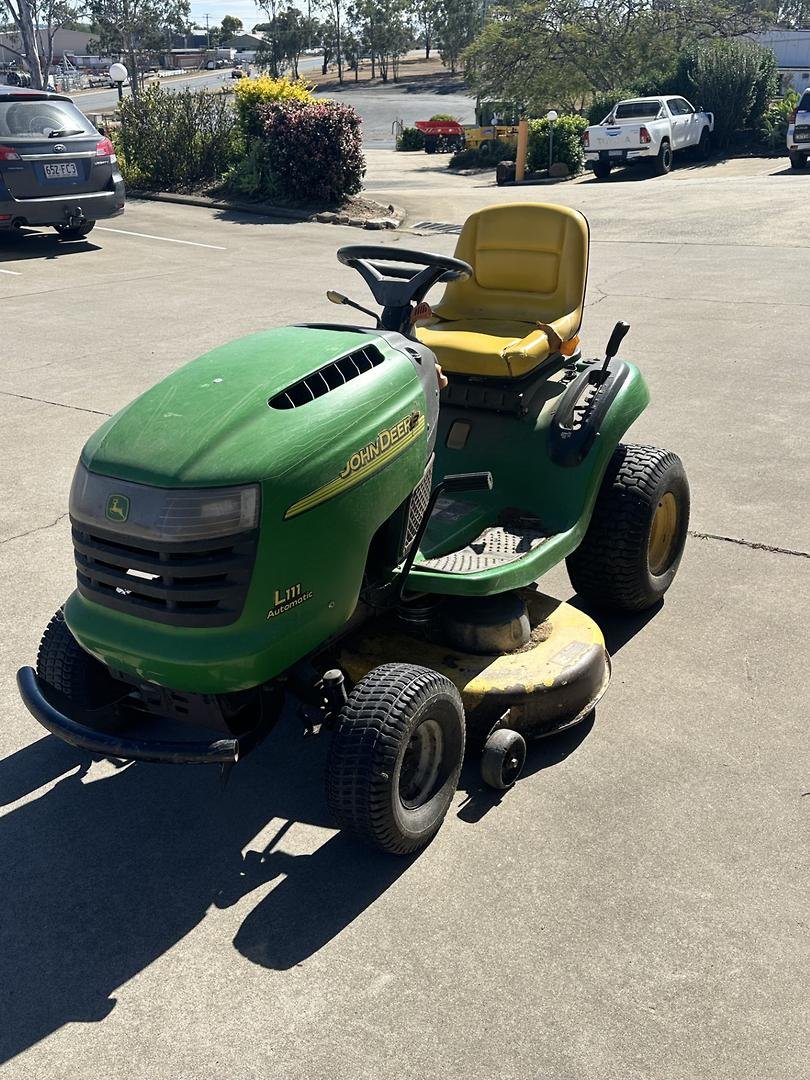 John Deere L111 image 6