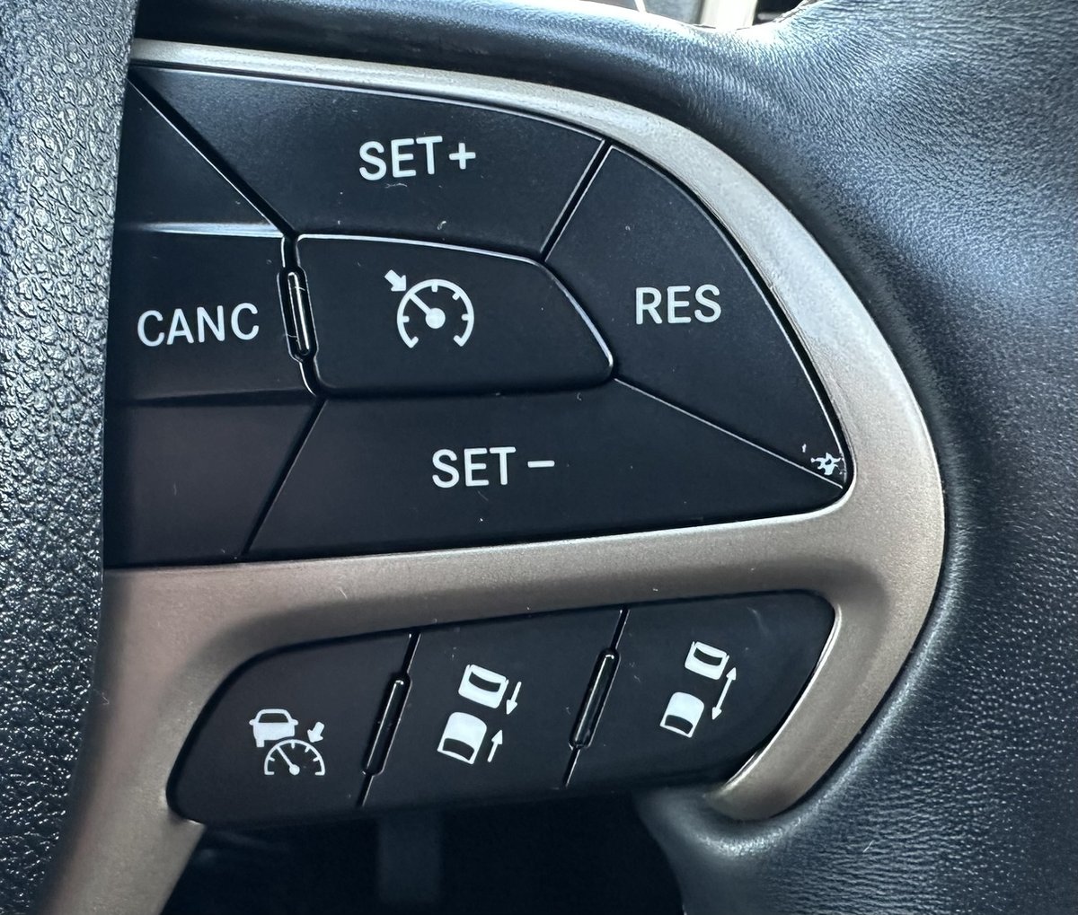 2015 Jeep Grand Cherokee Overland WK MY15 4X4 Dual Range image 29
