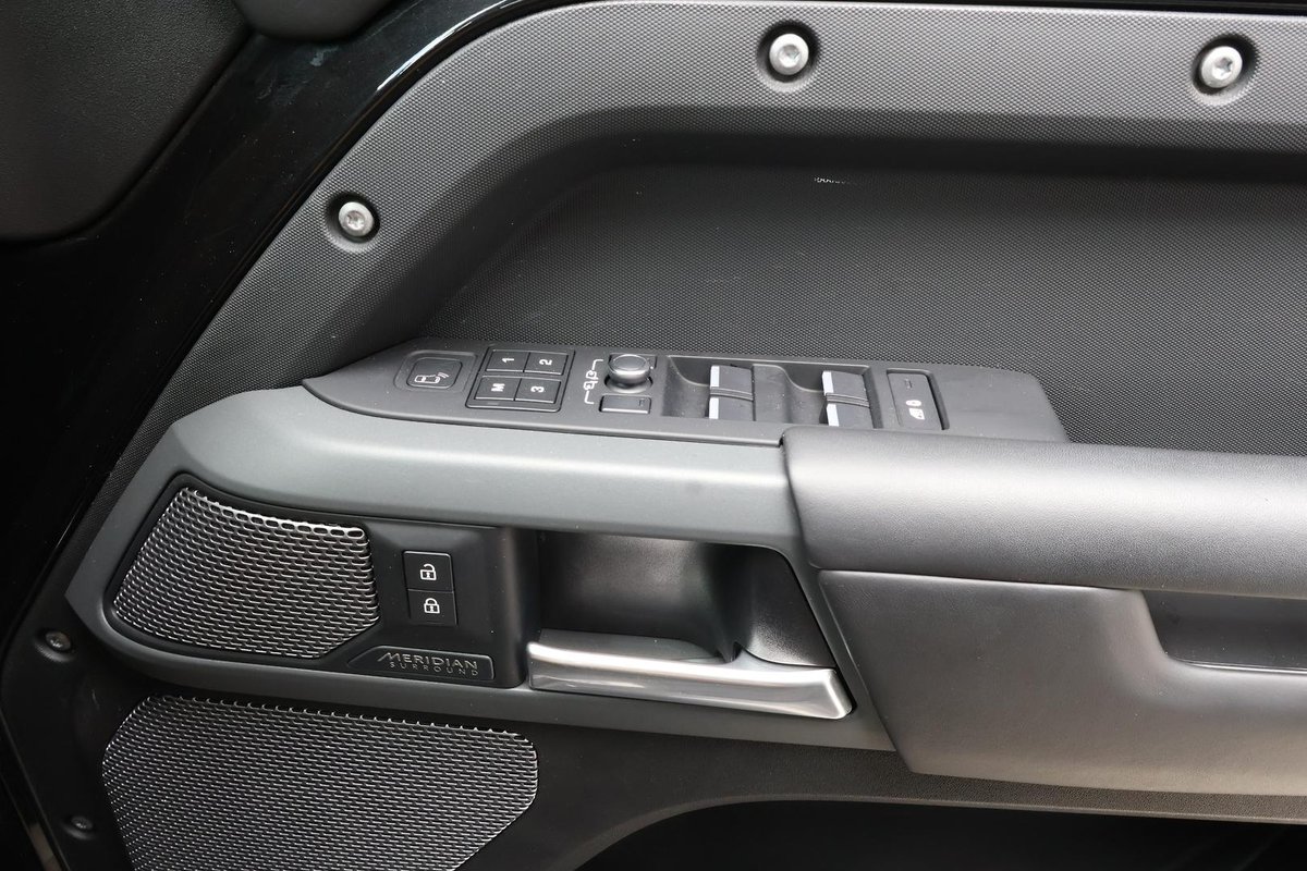 2021 Land Rover Defender 110 D300 X-Dynamic HSE L663 MY22 AWD image 38