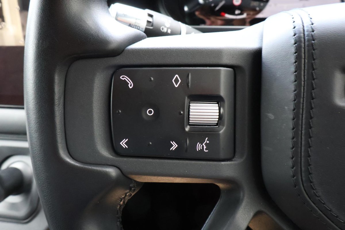2021 Land Rover Defender 110 D300 X-Dynamic HSE L663 MY22 AWD image 36