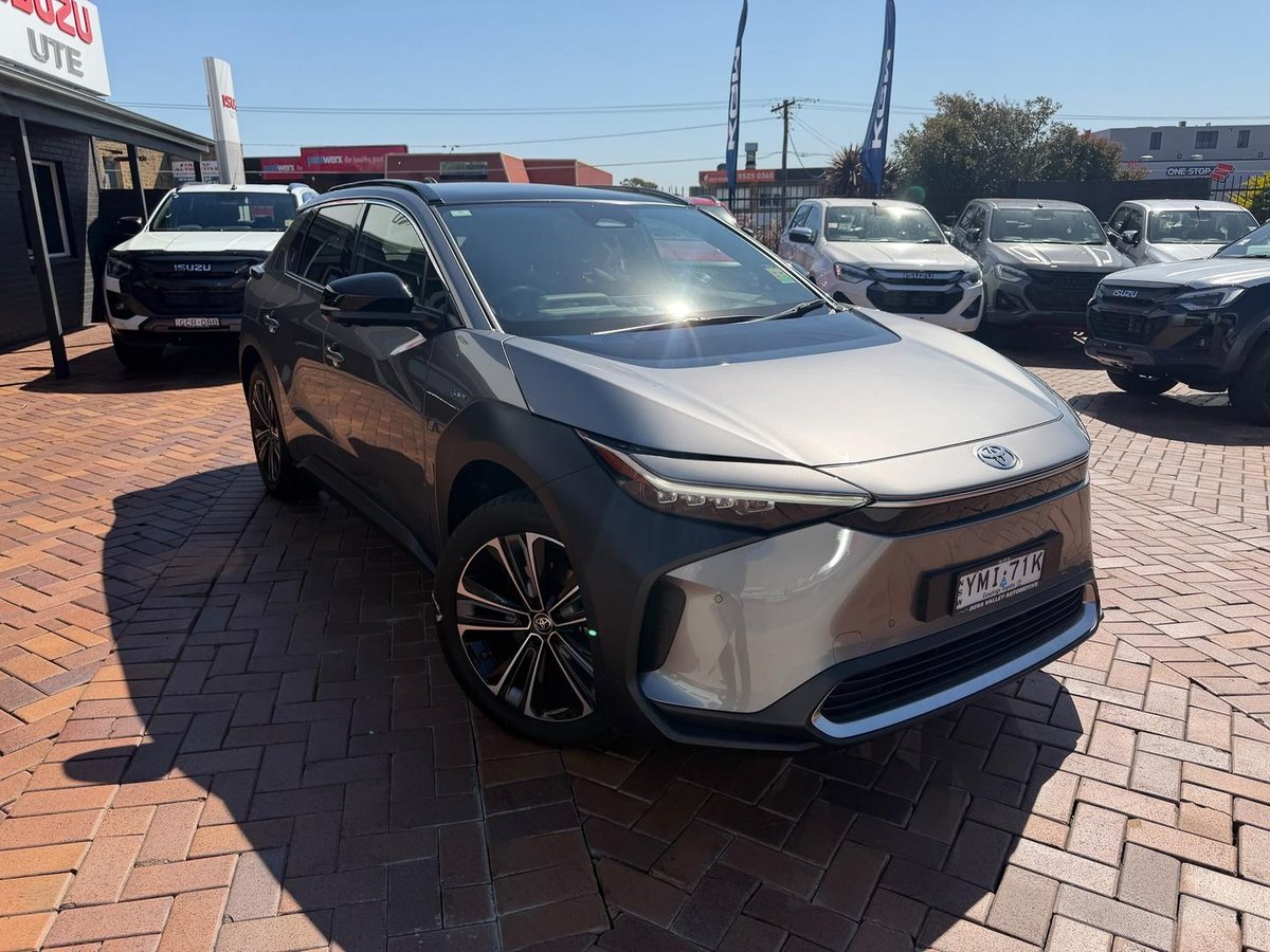 2023 Toyota bZ4X YEAM15R AWD image 3