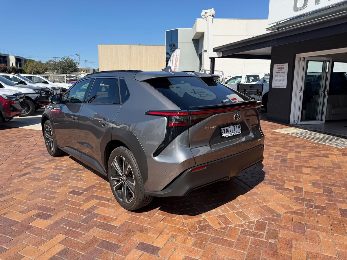 2023 Toyota bZ4X YEAM15R AWD image 7
