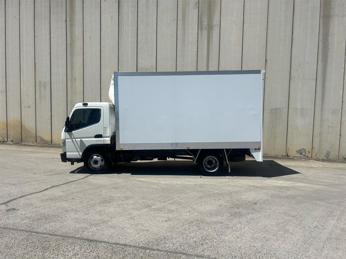 2019 Mitsubishi Canter 815 image 2