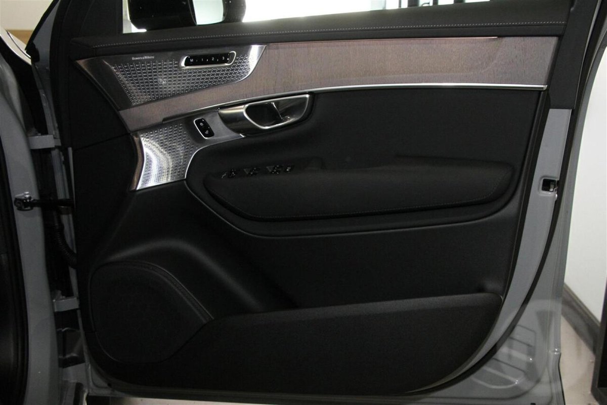 2026 Volvo XC90 Ultra B5 Dark MY26 AWD image 19
