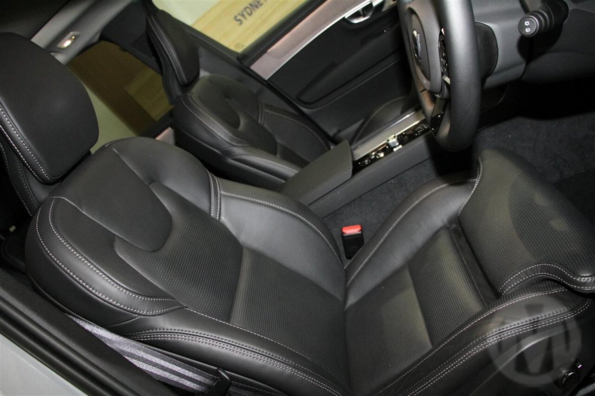 2026 Volvo XC90 Ultra B5 Dark MY26 AWD image 9