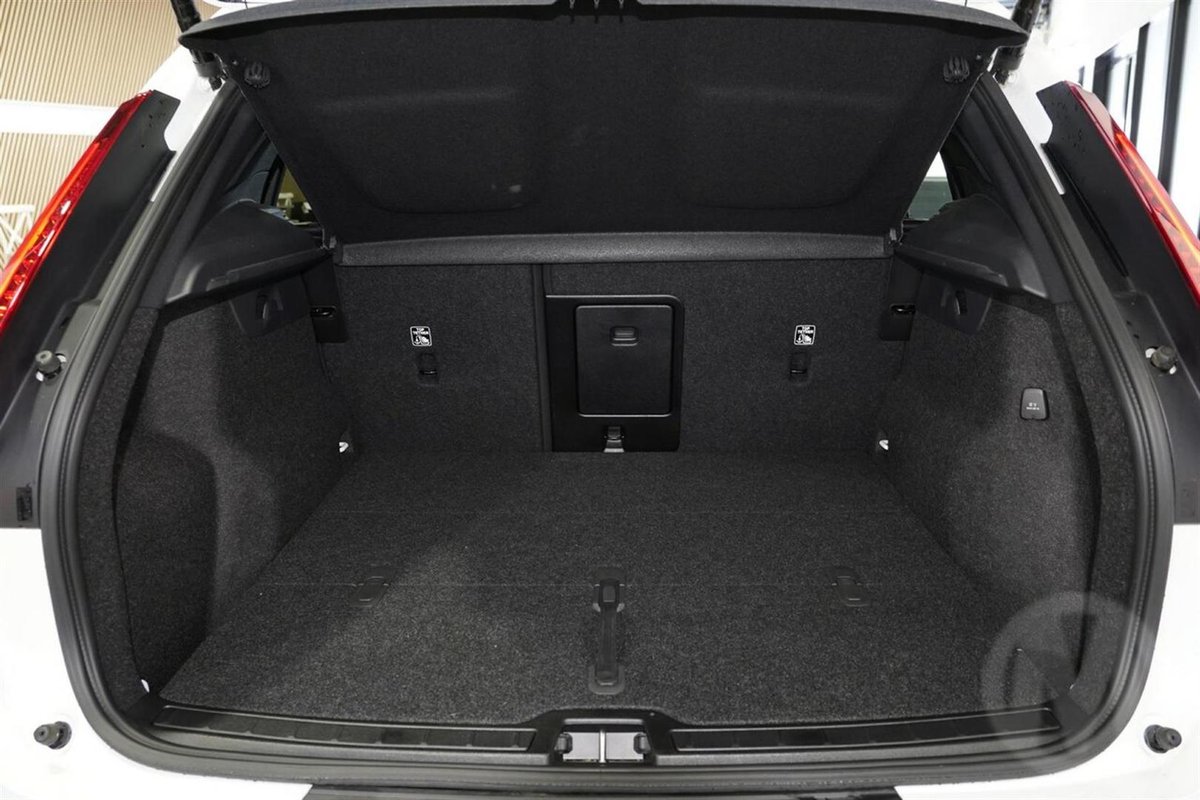 2025 Volvo XC40 Plus B4 MY26 image 15