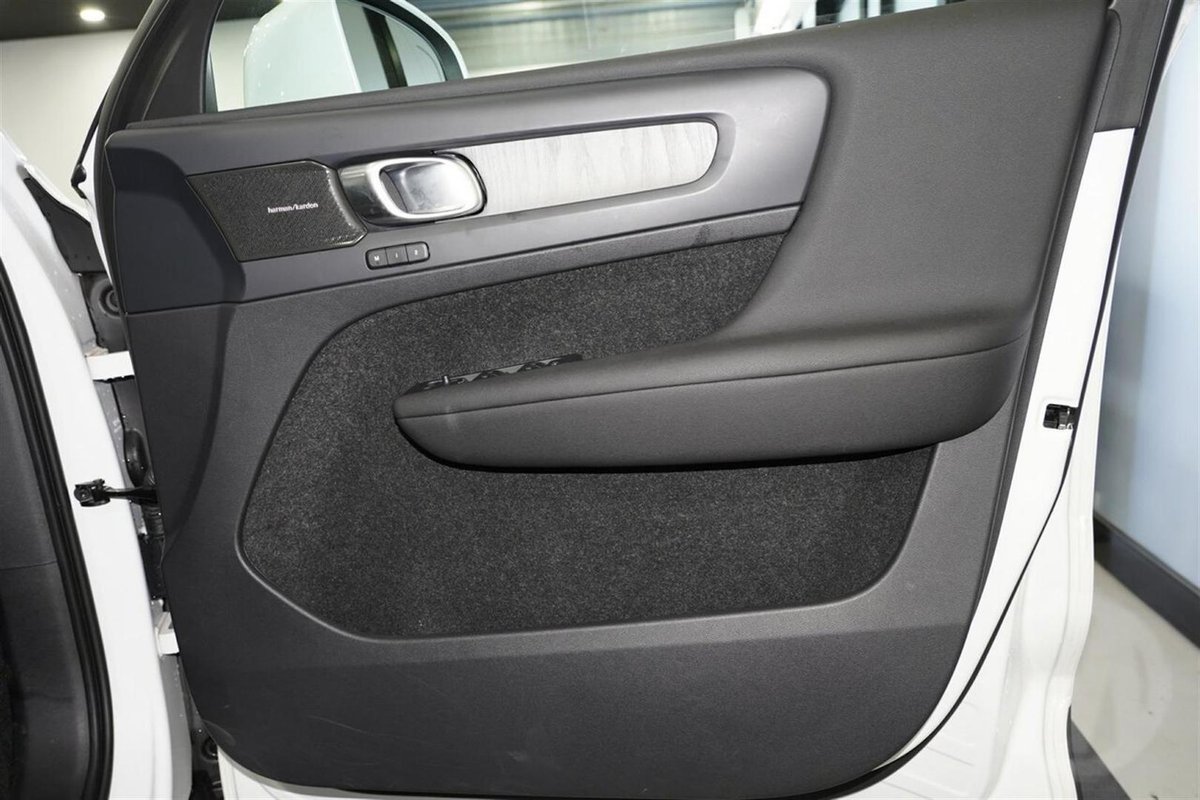 2025 Volvo XC40 Plus B4 MY26 image 18