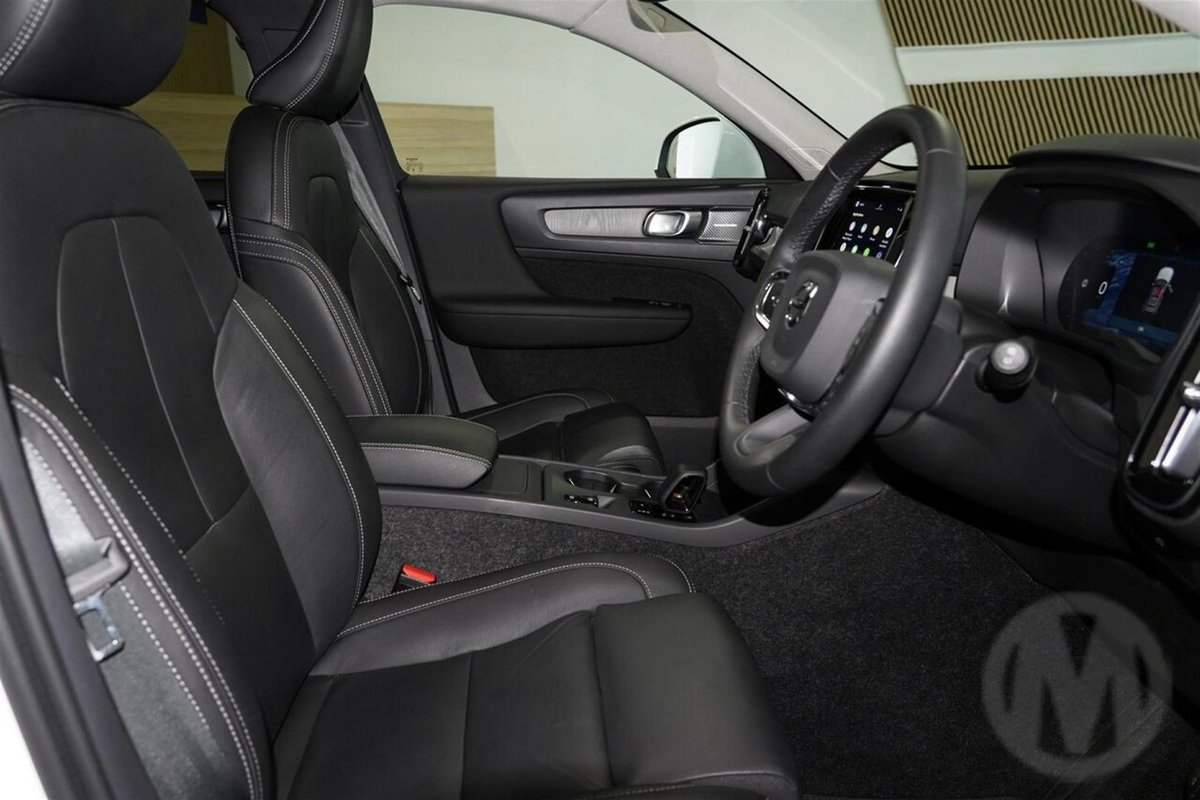 2025 Volvo XC40 Plus B4 MY26 image 9