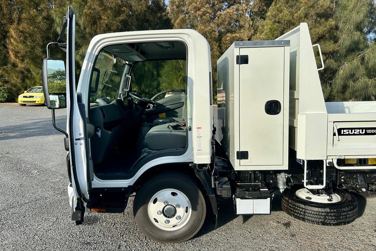 2026 Isuzu N Series NMR 65/45-150 DT D28 Tipper image 23